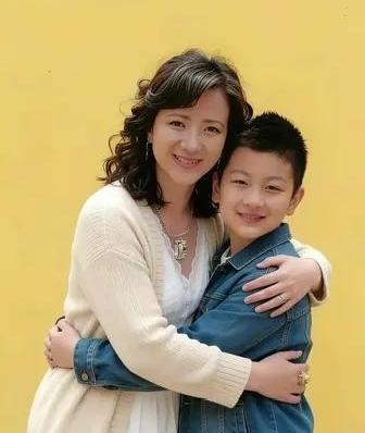 搞错了，照片中的小男孩不是许何。曾经也误以为这是何晴和儿子许何的几张合影。原