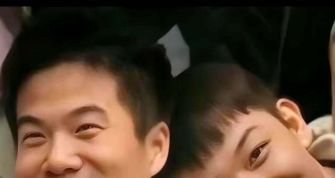 前3张照片，是宇辉与董董在甄选的留影。时间这东西真有意思，能把青涩打磨成