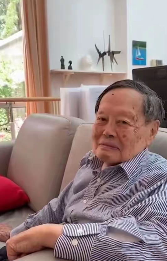 103岁杨振宁不仅能够自己走路，还能写毛笔字，头发还有黑色头发10月1日是国庆
