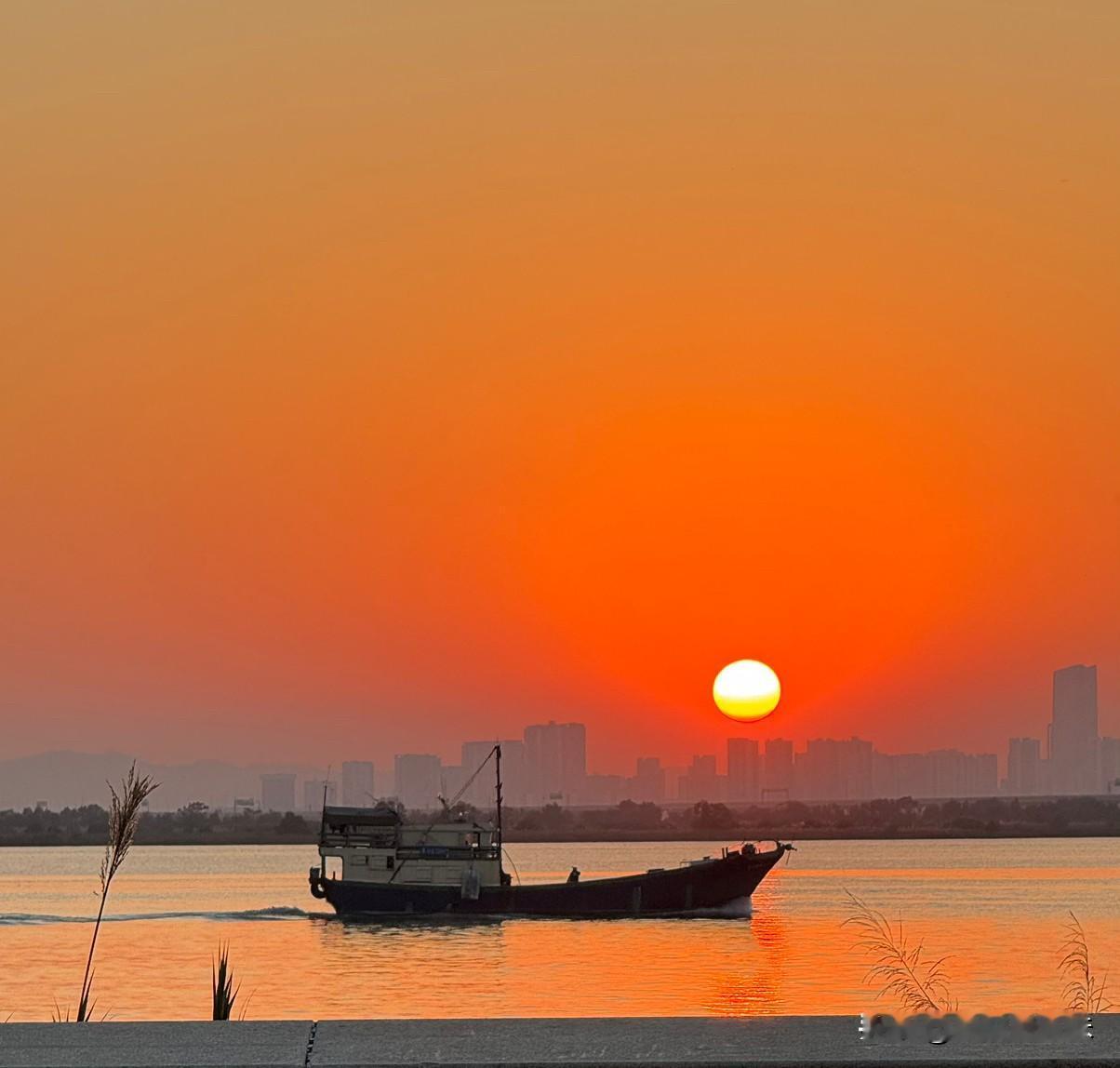 夕阳的余晖如同一支温柔的笔，描绘出世间最美的瞬间。