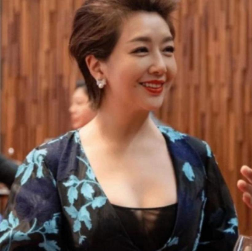 2002年，杨志刚和江珊拍戏，杨志刚从背后抱住江珊，结果江珊来了这么一句：“弟弟