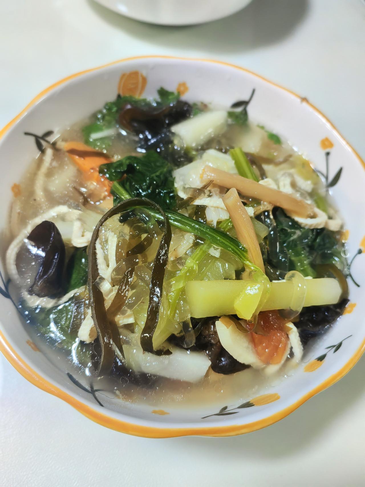 老二对他爸的厨艺总结得很到位：不是饺子面条，就是胡辣汤乱炖。昨晚我加了会儿班