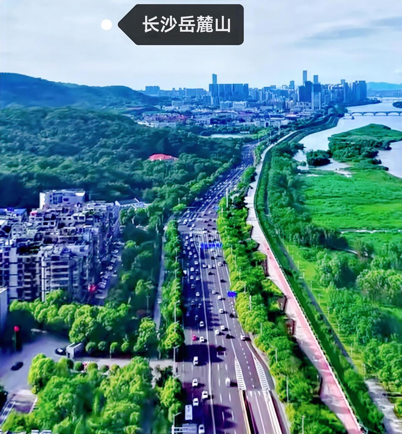 很多人说；长沙的城建是因为受岳麓山的限制，而导致了城市的发展缓慢，其实在我个人看