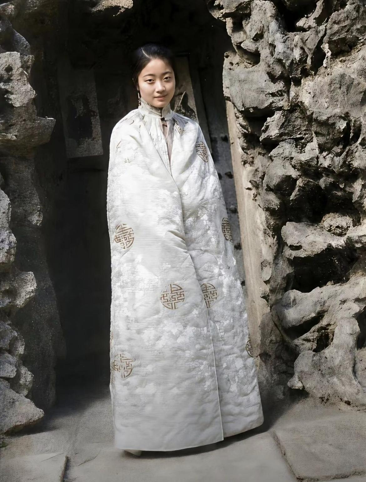 老照片：1922年，时年17岁的婉容，穿着白色的厚棉斗篷，彼时的她刚嫁给溥仪不久