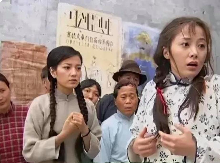 49岁徐露罕晒近况！素颜短发，变化好大，退圈多年站在人群无人识。