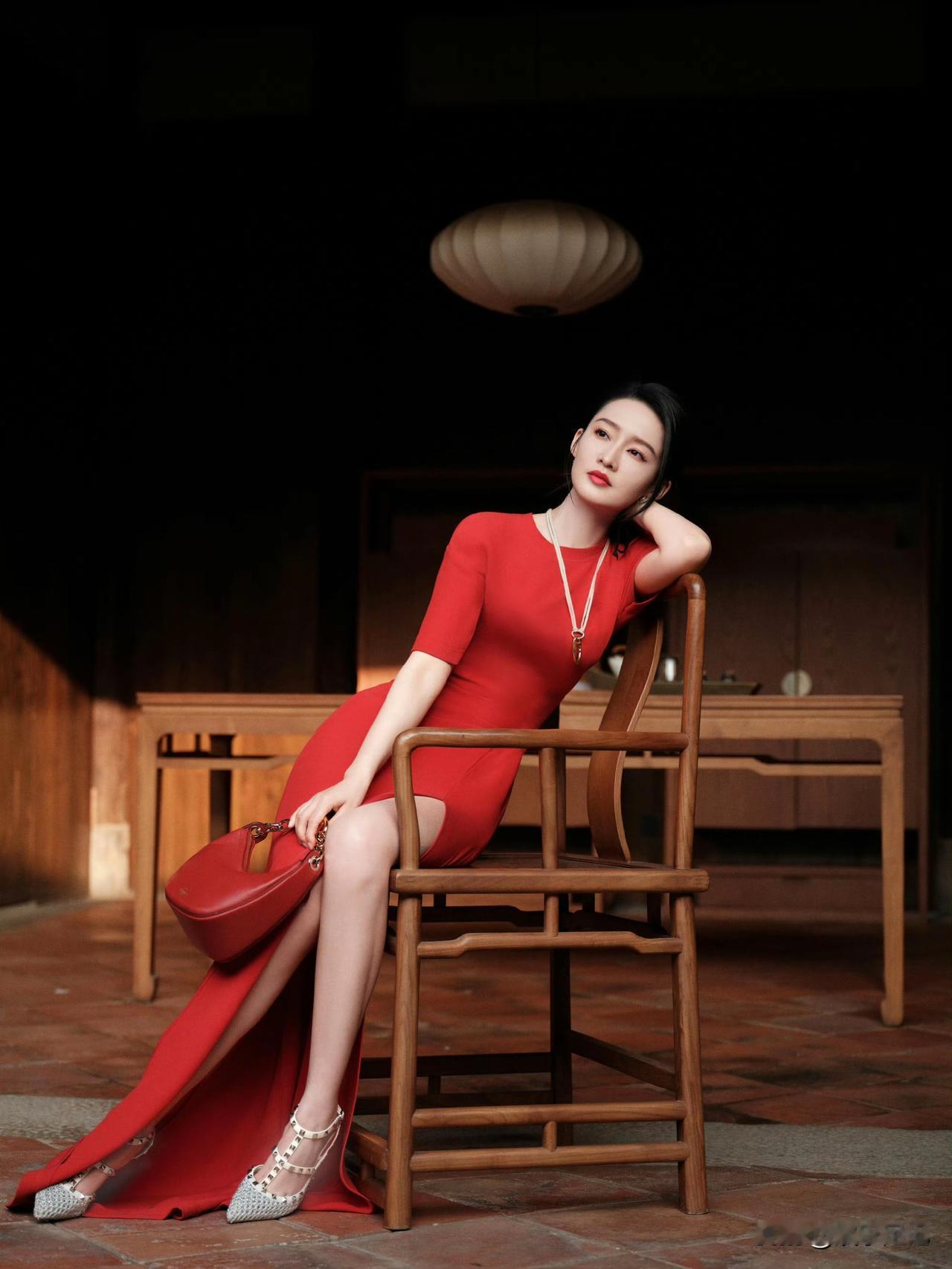 李沁开叉红裙写真