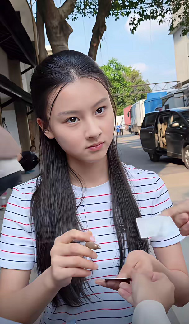 网友说网红七七长得和妈妈越来越像了，脸部留白变多了…童星的脸很容易长歪