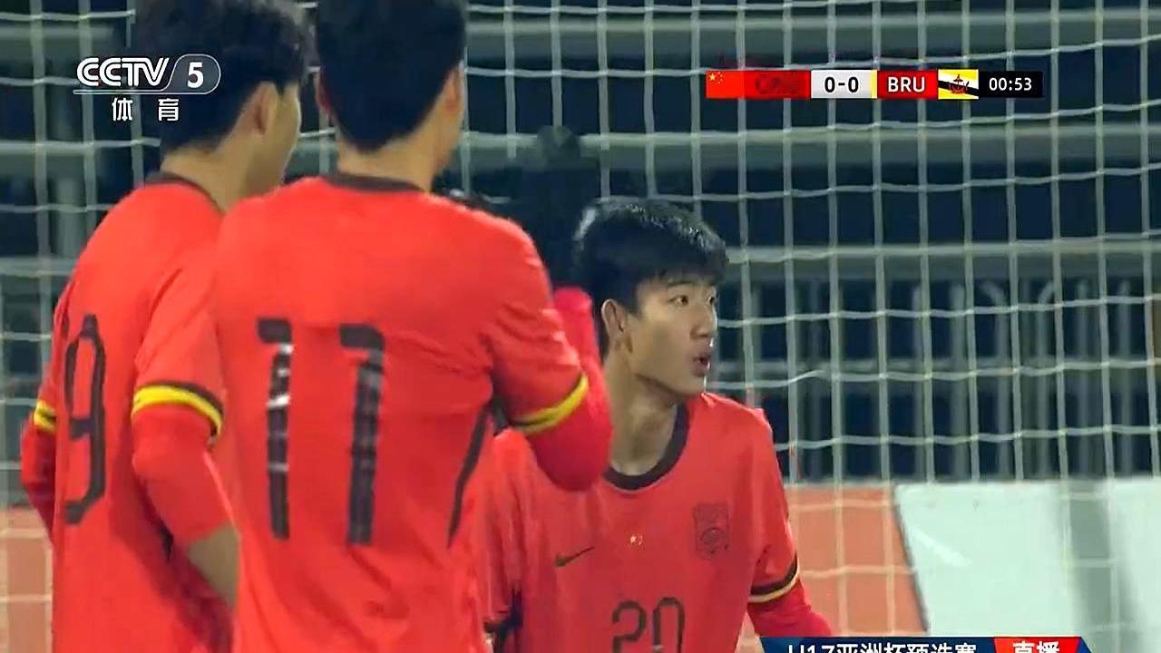 中国队开场不到一分钟获得点球，邝兆镭主罚点球被扑！我这边还没看清场上队员