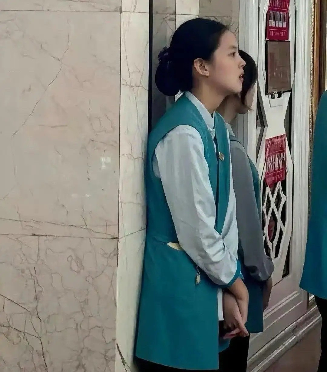 杨超越端盘子旧视频被翻出来，素面朝天穿服务员制服，侧脸线条还是扎眼。2025年3