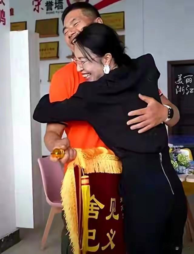 金华大哥跳水救人后“跑路”？被救大姐寻他7天，拥抱瞬间全网破防：这才是中国男人的