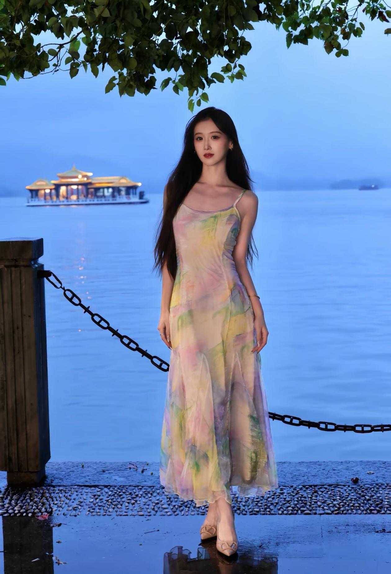 湖畔漫步，裙摆飞扬，静享黄昏的温柔时光。