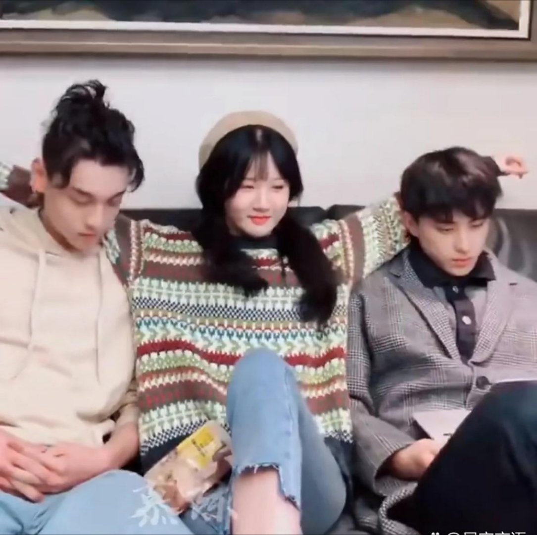 女粉丝左手田雷，右手敖瑞鹏？原以为是AI换脸，没想到搂的是真人，还是5-6年前，