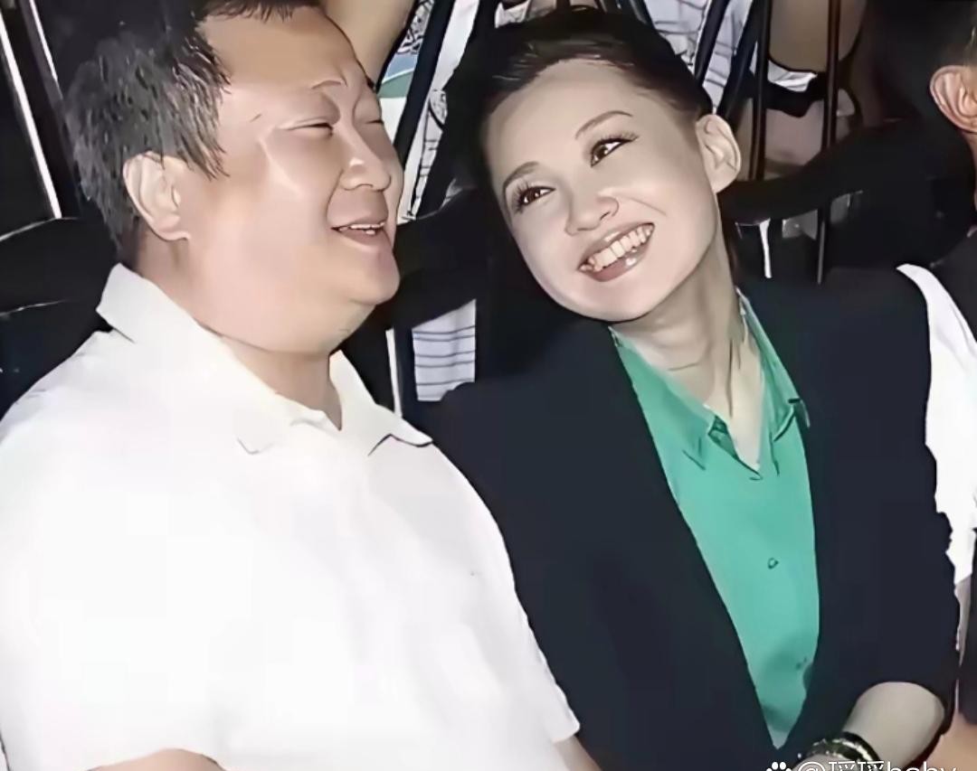 这张照片中的女人，笑容明媚，仿佛阳光洒在她的脸上，温暖而耀眼。她的美丽不仅体现在