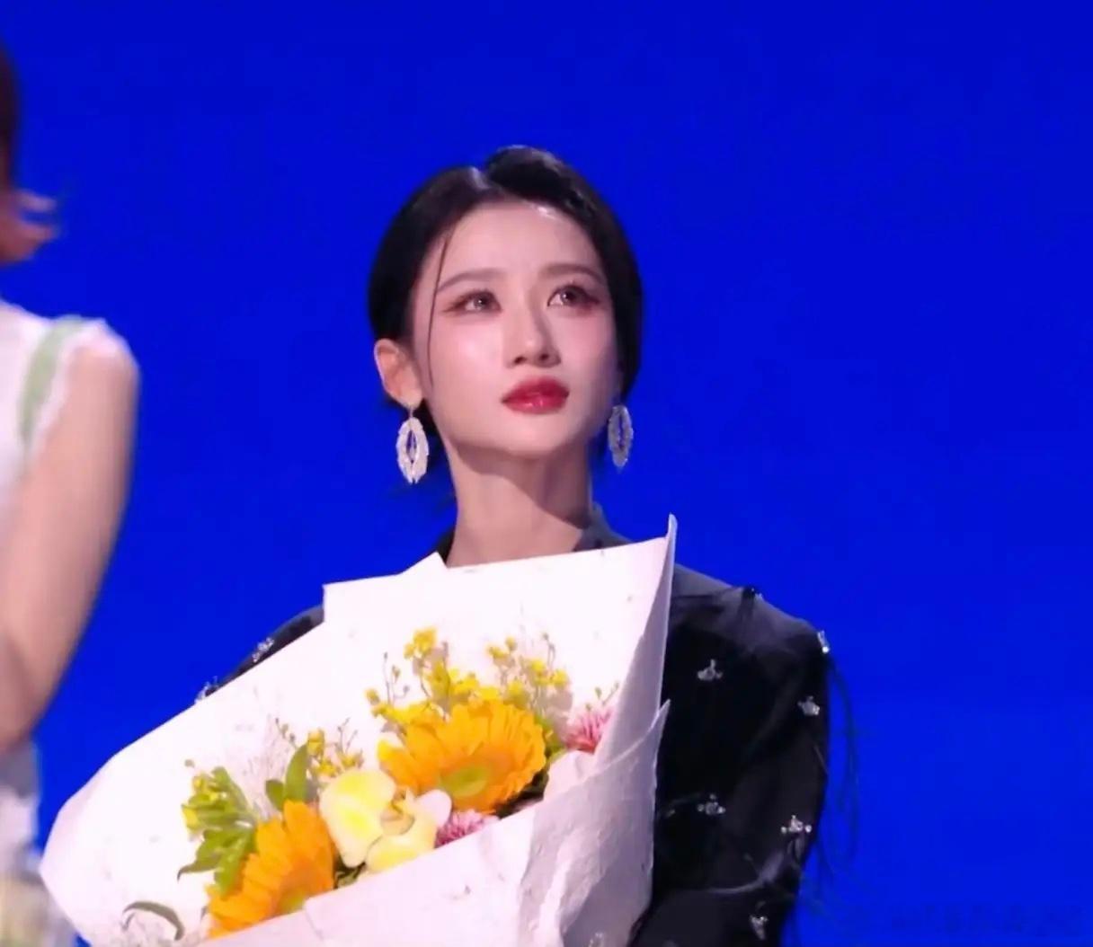 芒果台再一次证明了:实力在資本面前不值一提！昨晚《浪姐》五公，一直跑调的温峥嵘没