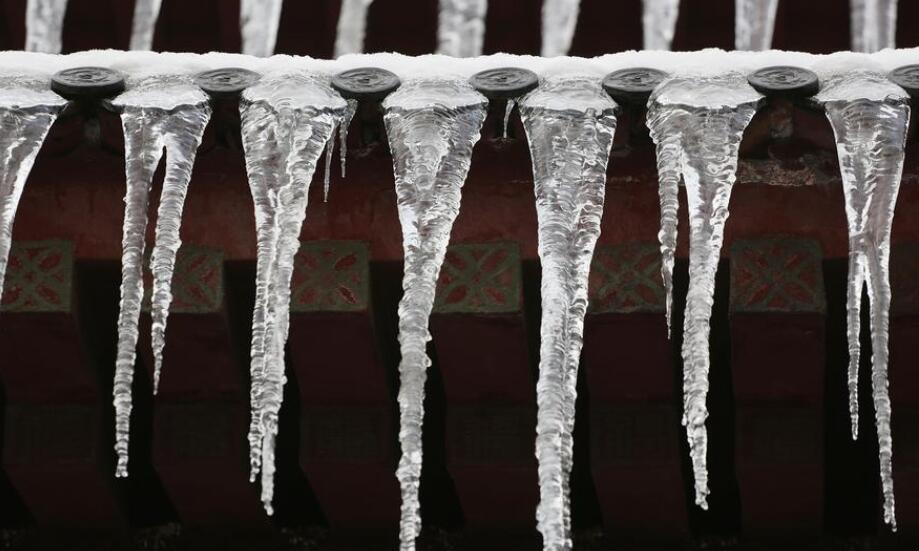 西安连降大雪气温低排排冰柱似利剑