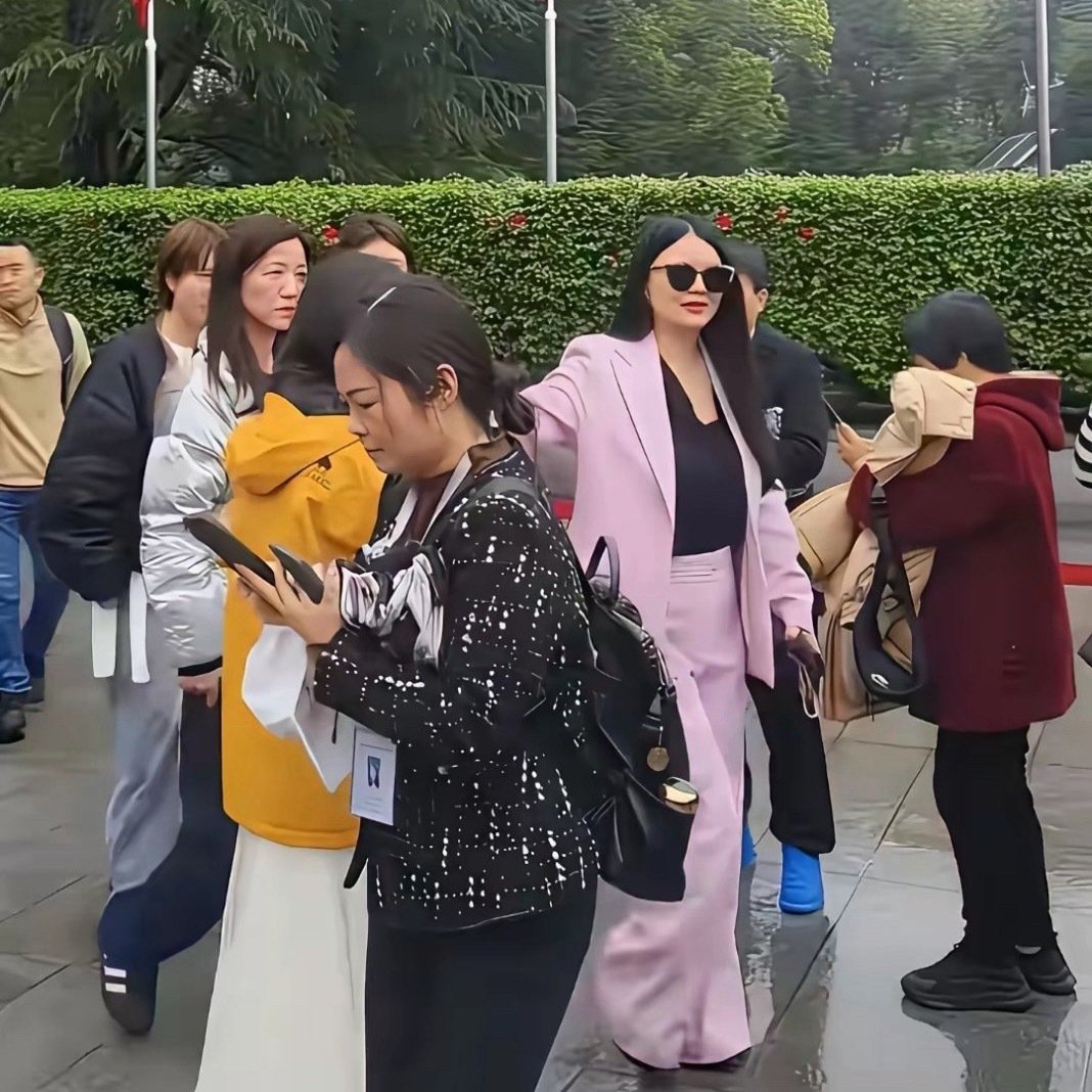 李湘瘦得太狠了，有钱有闲还是在意身材，瘦下来确实更健康。​