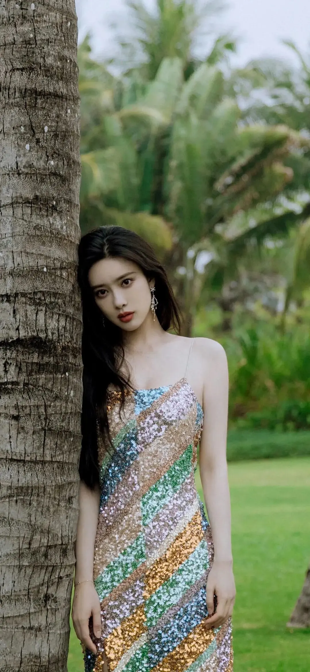 孟子义 海边紧身吊带写真，小S曲线美，亿点点性感！