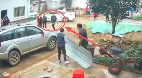 “脸都不要了！”湖南一男子见邻居家空了两三年，竟直接把人家院子当自家仓库。谁料大