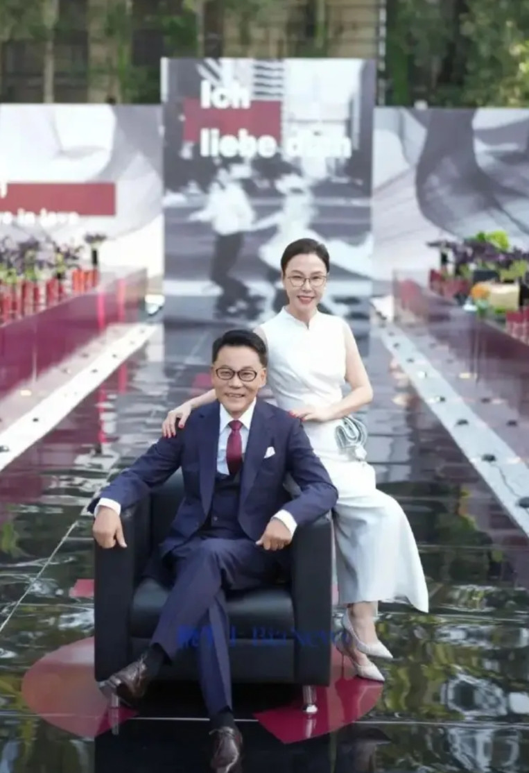 李国庆都六十岁了，又结婚了，年轻人要努力啊李国庆多年前与前妻俞渝闹翻，为了争夺
