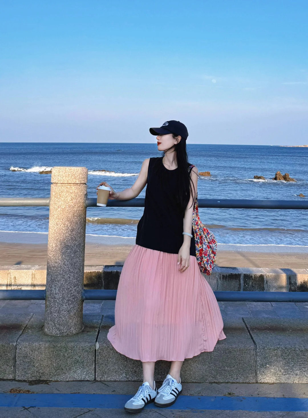 粉色真的超适合夏天呀，搭配黑色上衣甜美气质，这一身就很好看！