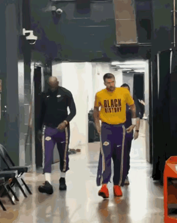 东契奇和詹姆斯是不是有点不熟？赛后回更衣室他们两人都是这种状态，是不是东契奇想当