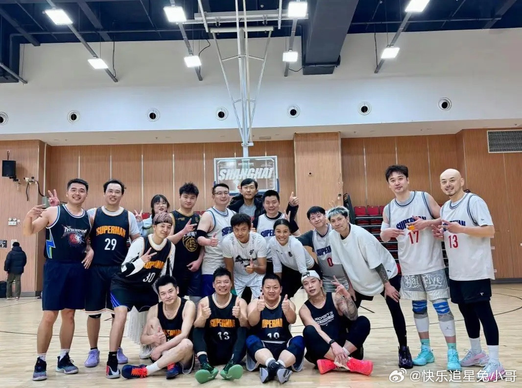 邓超现身上海体育馆打篮球被偶遇，他现在看起来瘦了好多，颜值有所回春，面色红润，感