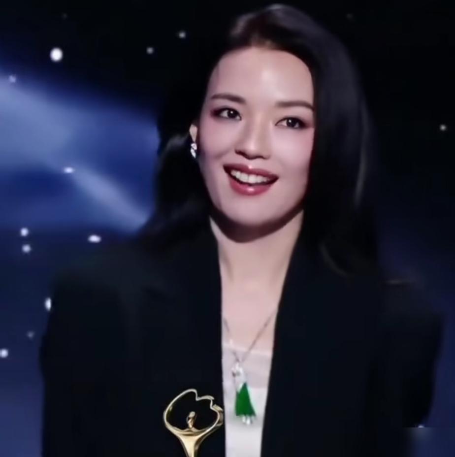 50岁的舒淇，才是对整个娱乐圈的降维打击。别再迷信她的松弛感了，我告诉你，那