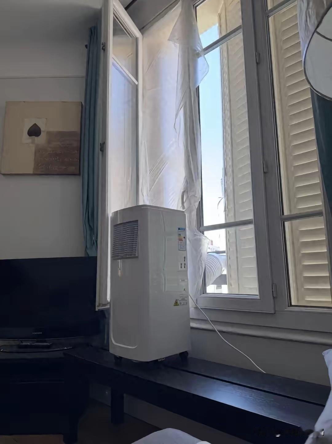 我以为穷人的夏天，是热死的。原来还有一种死法，叫“体面地热死”。36度，不开空调