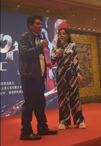 朱时茂和刘晓庆两位老戏骨同台，朱时茂已是满是老态，曾经的国字脸帅哥如今身材臃肿，