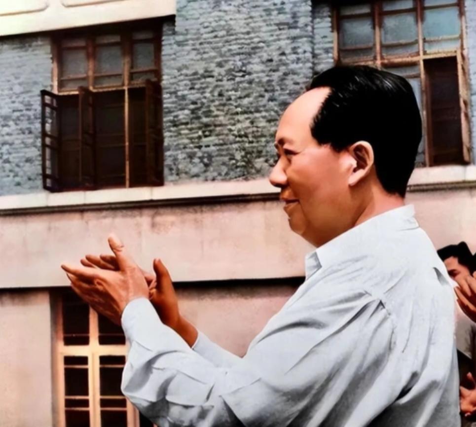 1949年选主席，毛泽东575票当选，差一票满票，周恩来赶紧汇报，毛主席一句话让