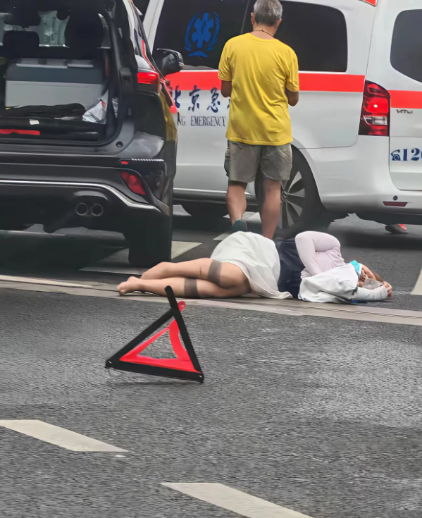 是抓紧最后一刻删聊天记录，不能让老公发现