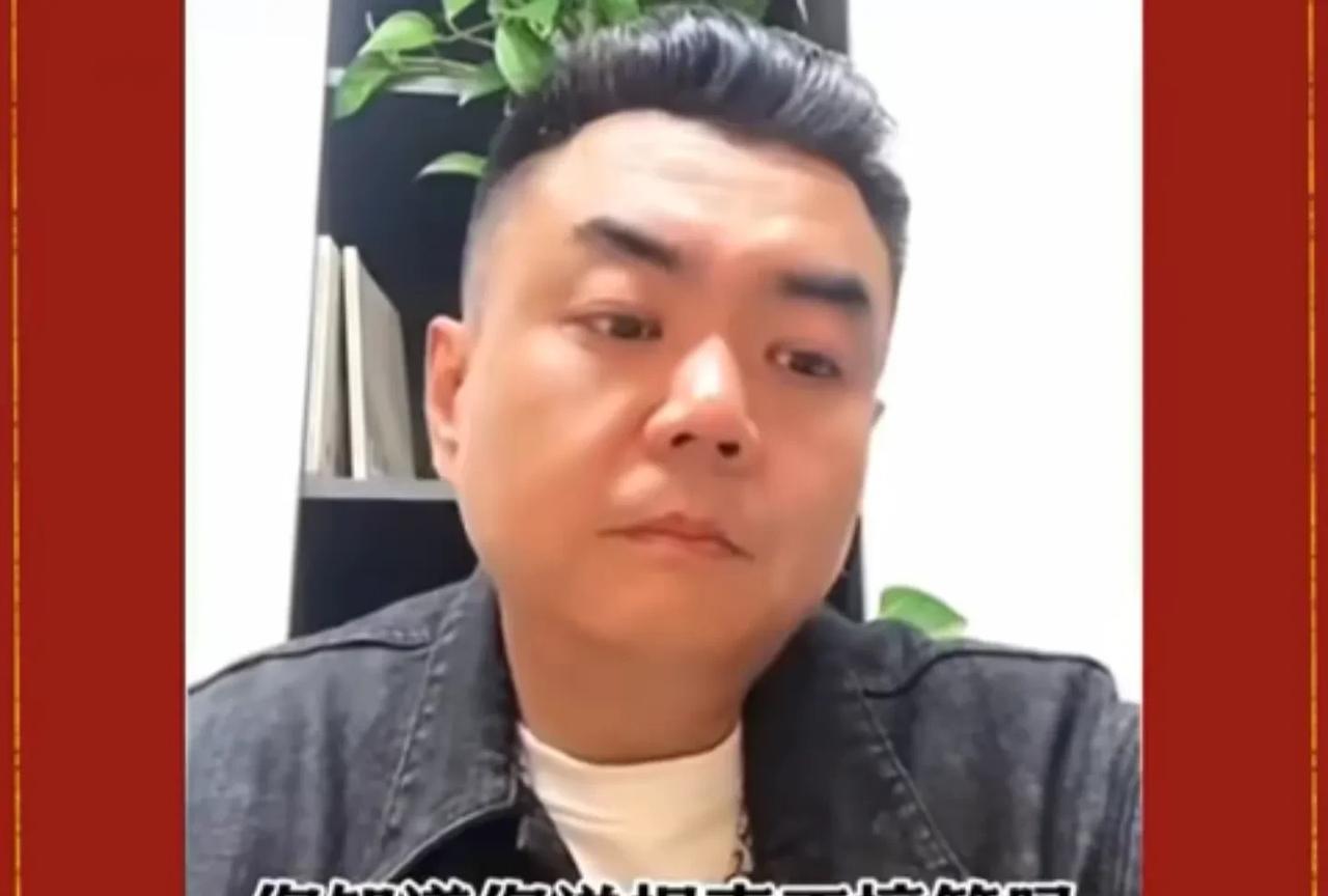总有人说张伯鑫说相声不行，但他有优点，装傻装的特别好。都说他的相声不搞笑，但他就