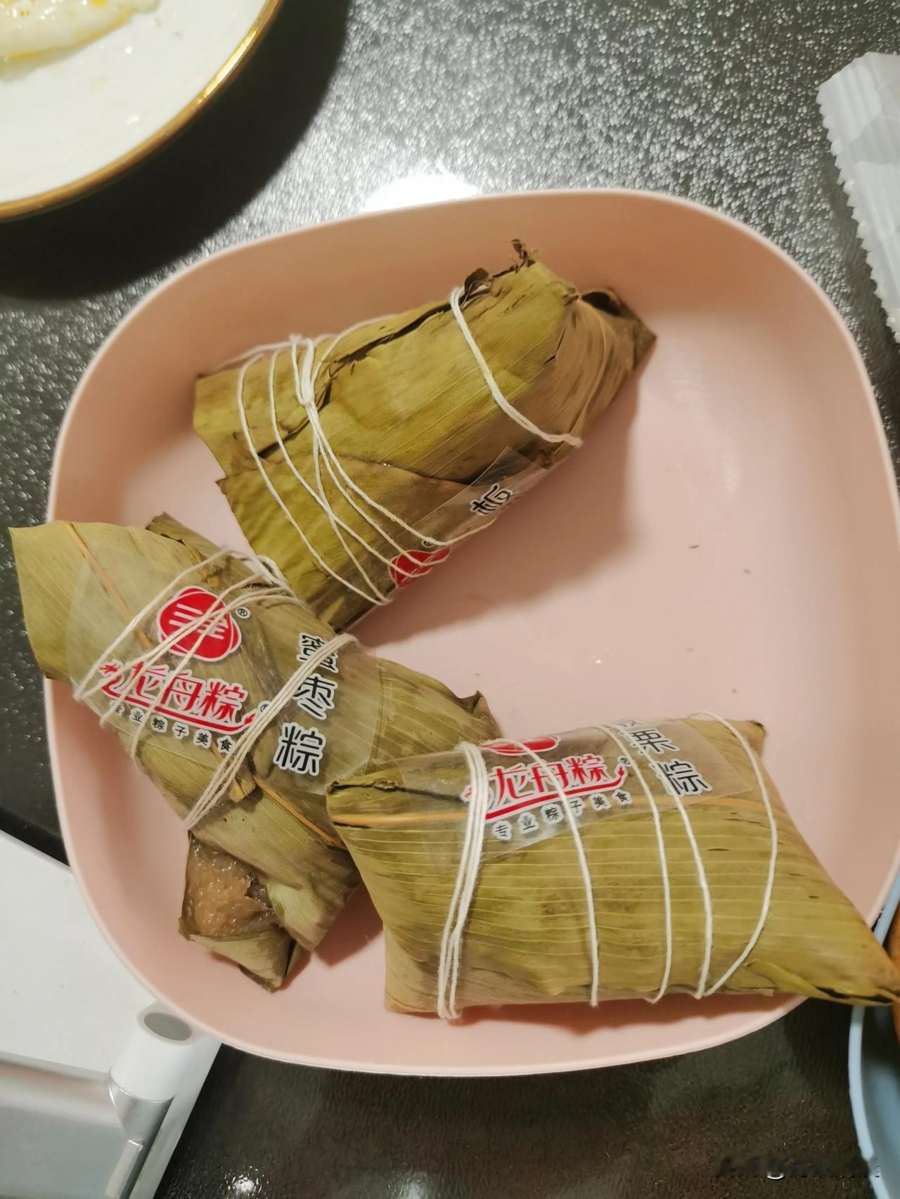 南方人应该不会这样吃粽子吧！煮过的粽子吃不完直接放在盘子里，也不用冷藏保鲜，即便