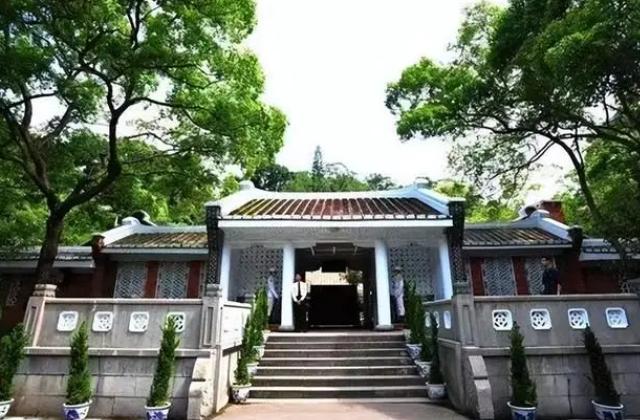 两蒋灵柩现状：台湾不愿接手，亲人懒得管，“台独”分子泼油漆抗议。当年蒋介石迁台时