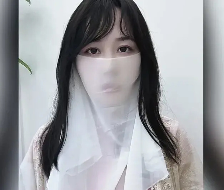 在王婆说媒现场要1000万彩礼的女生出面发声了，说她受到了网暴，并且说自己值10