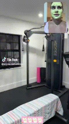 萨巴真是喜剧人，去健身房还不忘搞笑。顶着一脸面膜，到处“吓唬”人。果然萨巴一