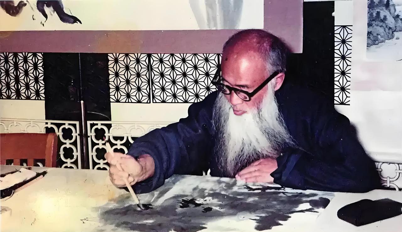 #老照片#眼前的美髯翁，是首位在卢浮宫办展的亚洲艺术家，也是名扬四海的著名国画