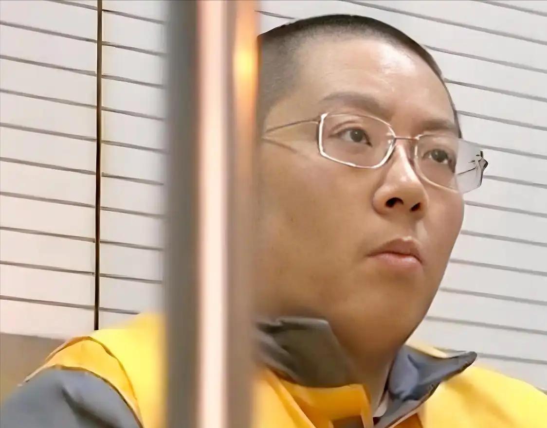 短短18个月，380多亿公款就让他挥霍一空，算下来每个月要烧掉20多个亿。奢侈品