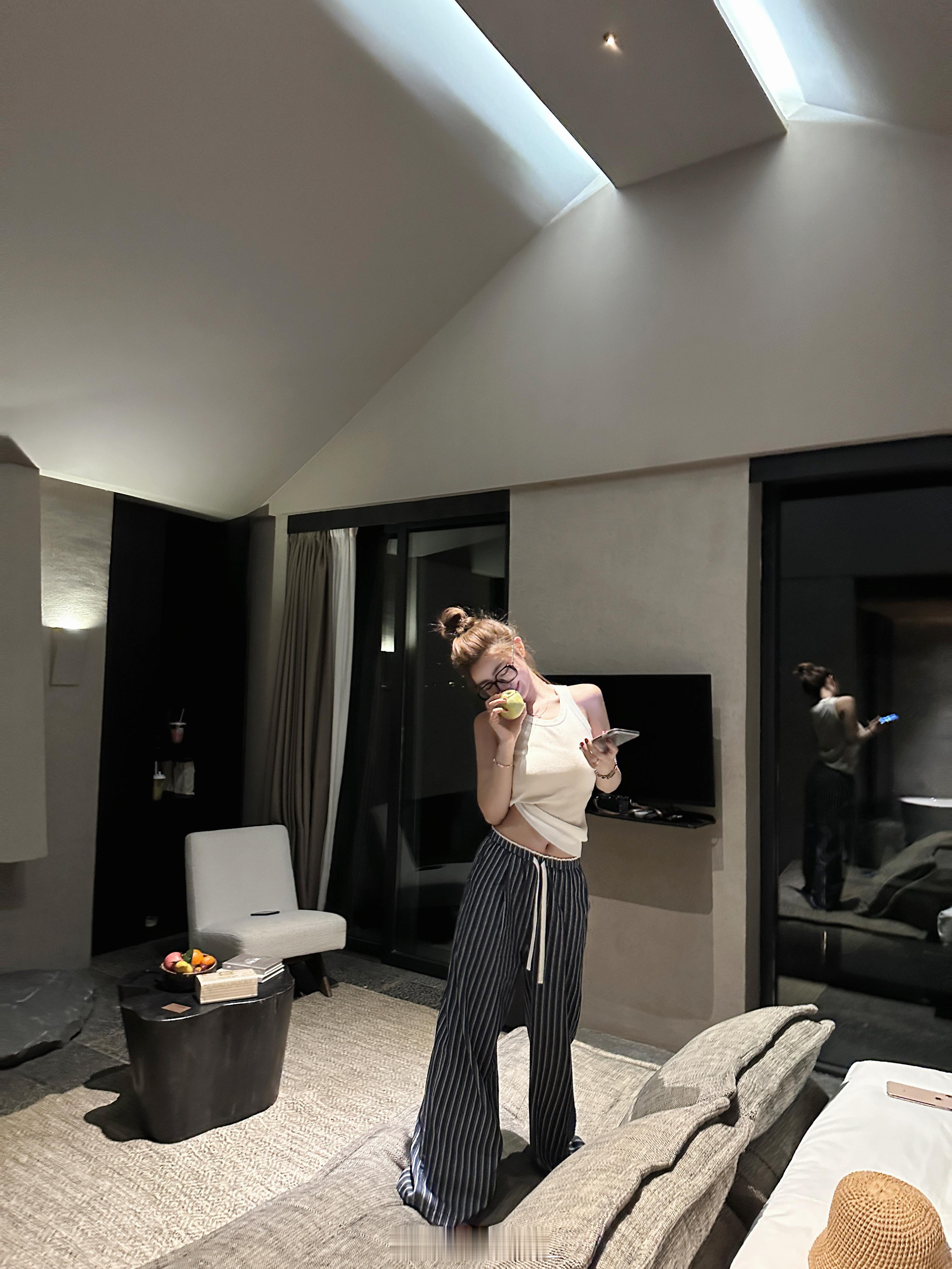 来啦～开始浅浅剧透一下咯喜欢的一套！裤子单穿也超好看呢条纹就是很韩系套装我觉得