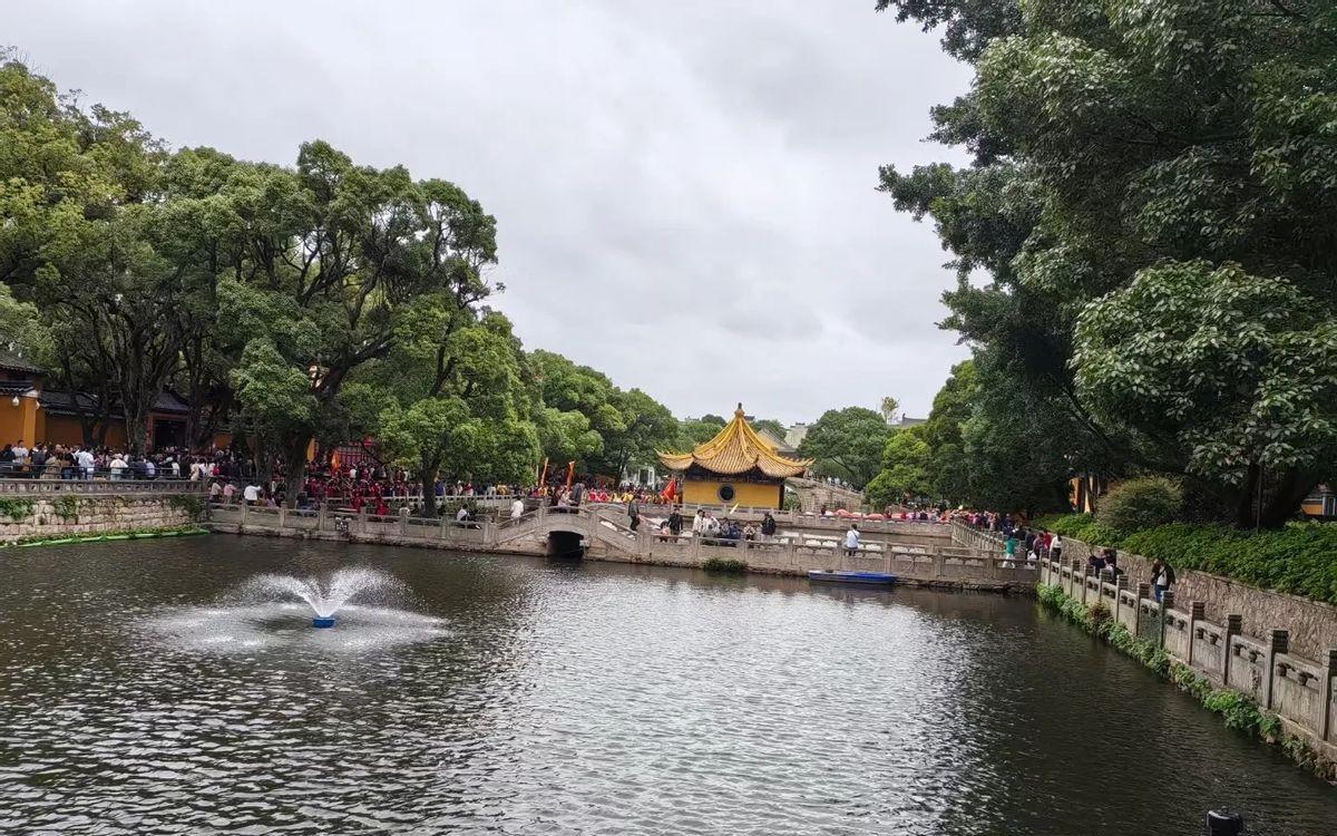 面临快55岁的副高女教师，到底是55岁退，还是干到60岁再退休？办公室里飘着茉莉
