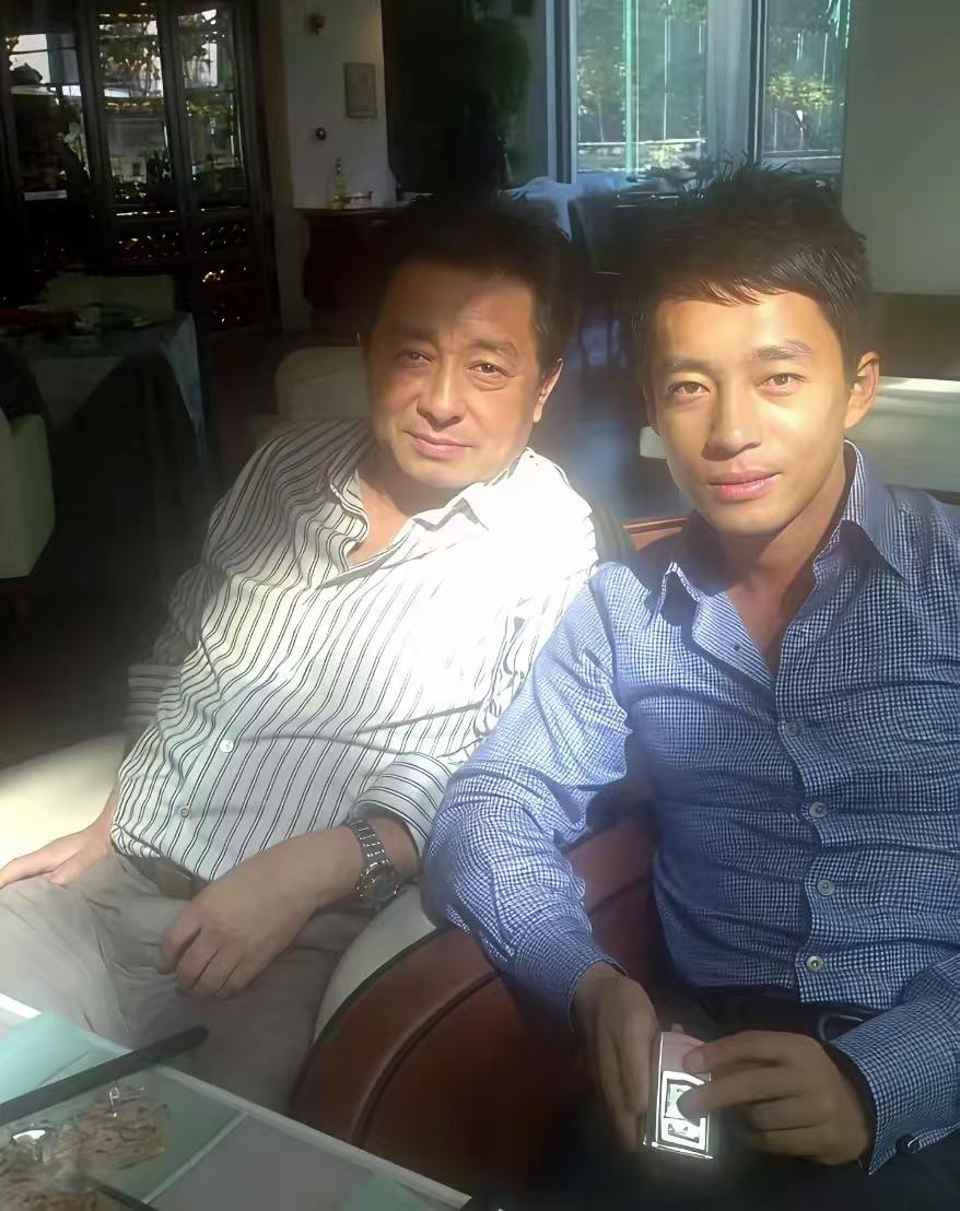 这爷俩上辈子肯定拯救银河系了，没有张兰的财力就没有汪家父子今天的幸福。父子俩那眼