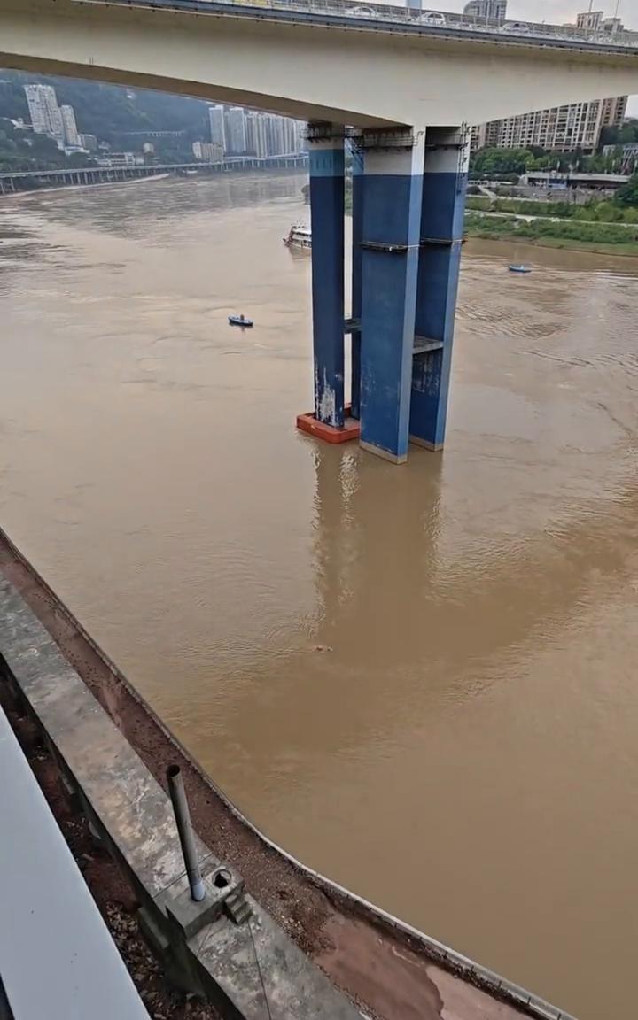 成都四川下雨，重庆嘉陵江涨水了。这么浑的水的人游泳，你看这些重庆人。今天成都大暴