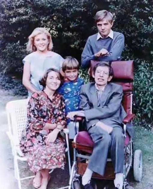 九十年代，不少人和爱泼斯坦多多少少有过交集，一句轻飘飘的话就弱化了负面影响。萝