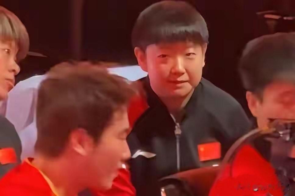 昨天志强给梁靖崑复盘时，孙颖莎为何要凑上去？你以为她吃饱了没事干吗？没看志强