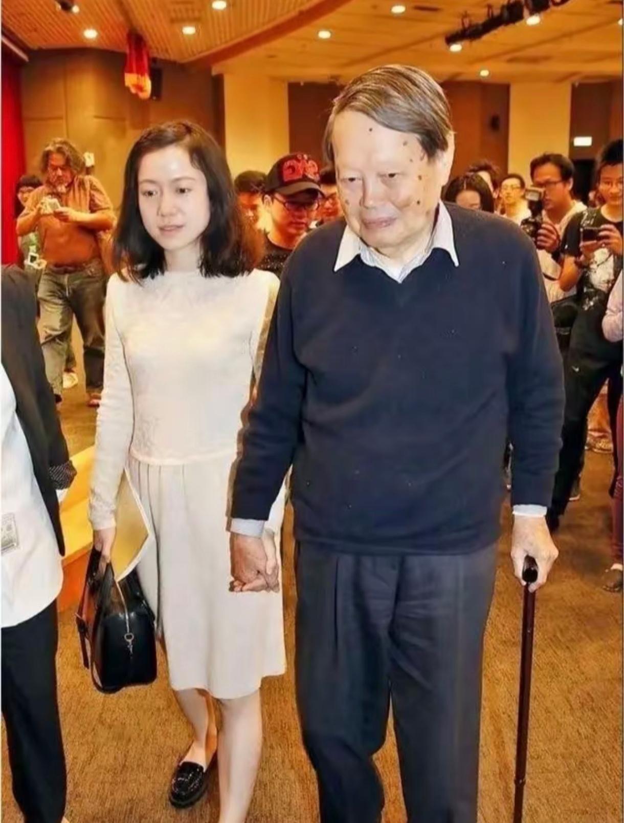 该怎样形容物理学家杨振宁的贡献以及称谓呢？说杨振宁是世界科学巨人，他的逝世是全世