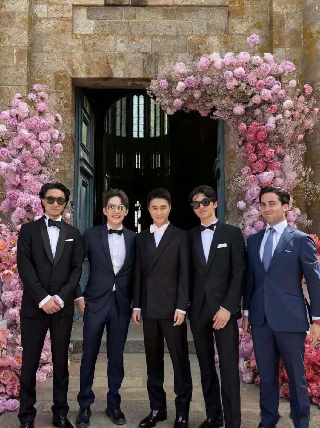 奚梦瑶、何猷君婚礼伴郎团身份大曝光：1、王嘉尔：歌手，何猷君多年好友。2、何