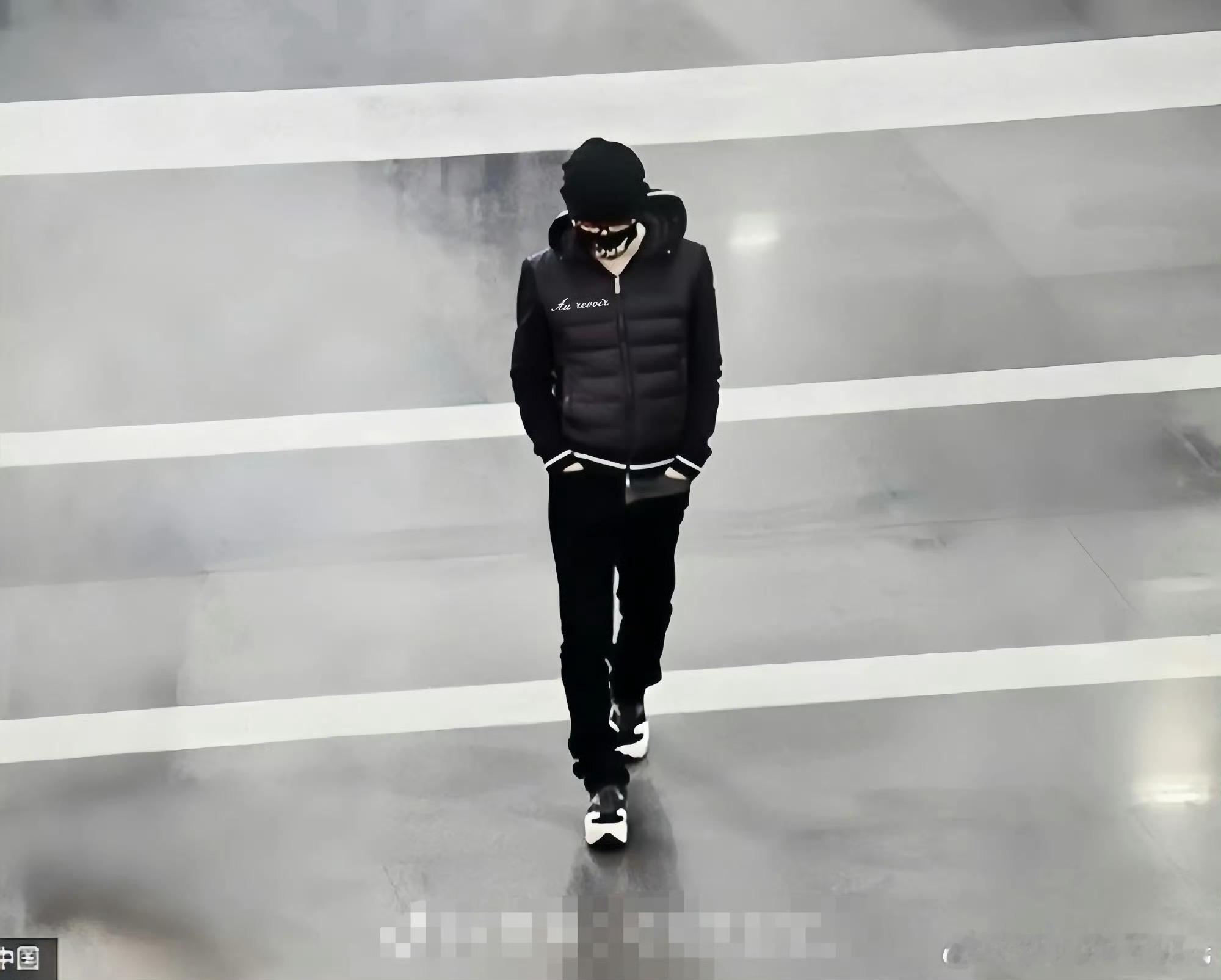 这次站姐把王宝强拍成王一博的热搜，从侧面狠狠肯定了王一博的时尚度，甚至有网友调侃