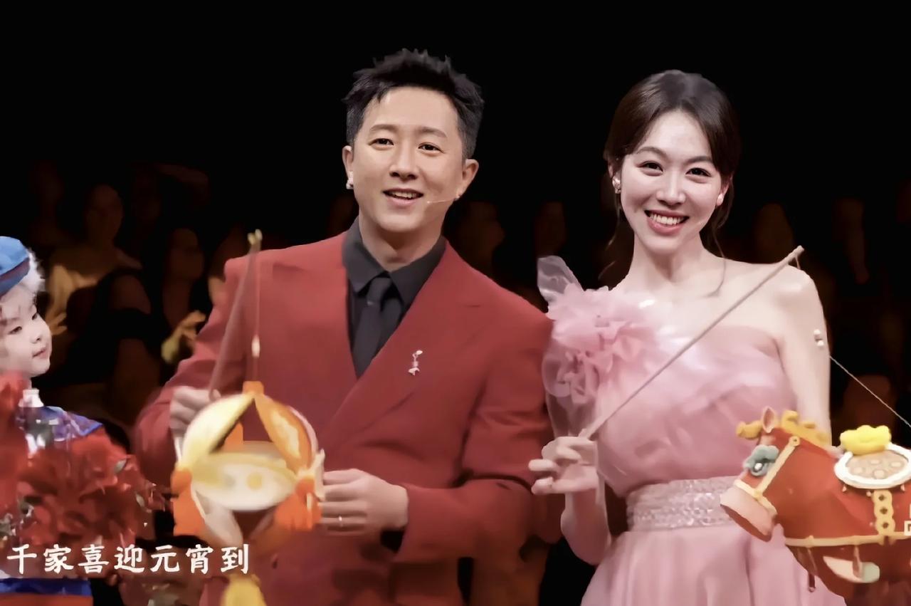 央视元宵晚会，73岁的赵雅芝40岁姜妍最养眼，甜度严重性超标说实话，今年元宵