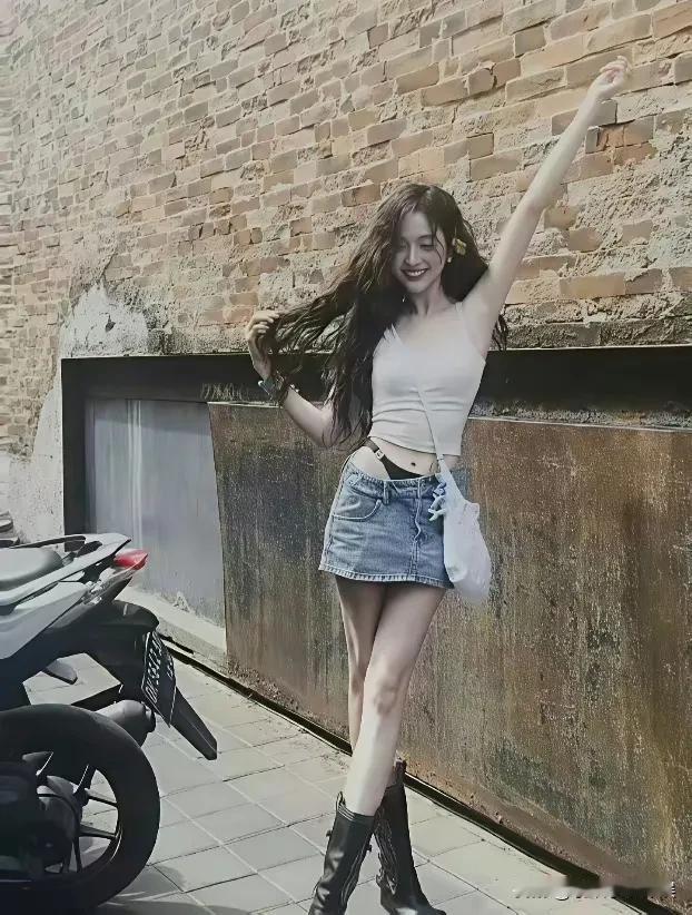 没想到，娱乐圈穿裤子竟流行“内裤外露”，连大美女古力娜扎、秦岚、吴宣仪都为之疯狂