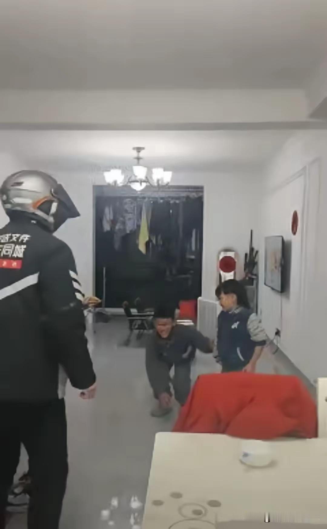 看哭了！近日安徽，爸爸熬夜送快递到凌晨两点，当拿着为老婆孩子买的零食回到家时，却